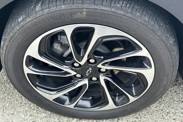 Used 2023 Chevrolet Bolt EUV Premier w/ Sun & Sound Package FWD image 4