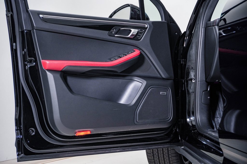 Certified 2025 Porsche Macan image 25