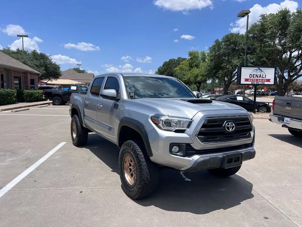 Used 2017 Toyota Tacoma TRD Off-Road RWD image 2