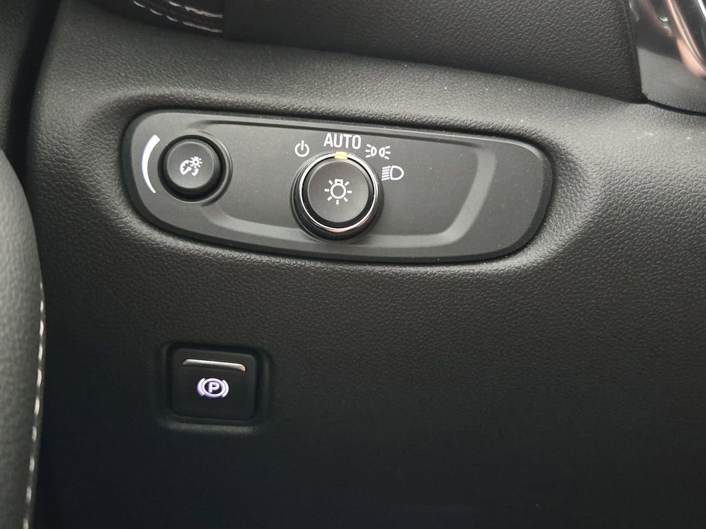 Used 2025 Chevrolet Blazer LT FWD image 23