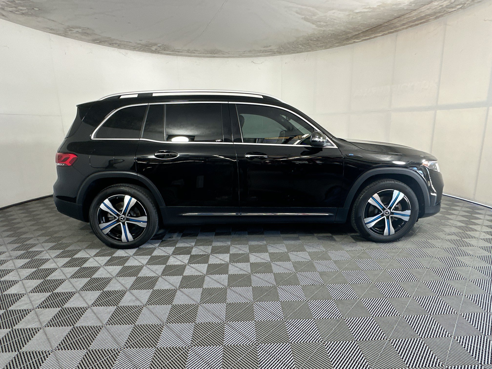 Used 2022 Mercedes-Benz EQB 350 4MATIC image 2