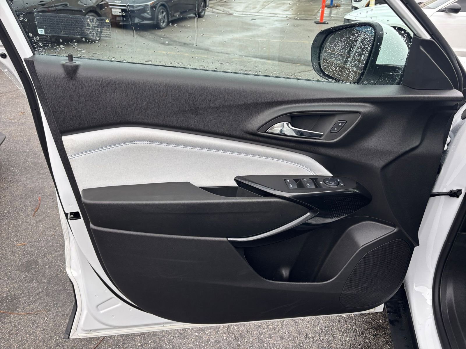 Used 2025 Chevrolet Trax LT w/ LT Convenience Package image 18