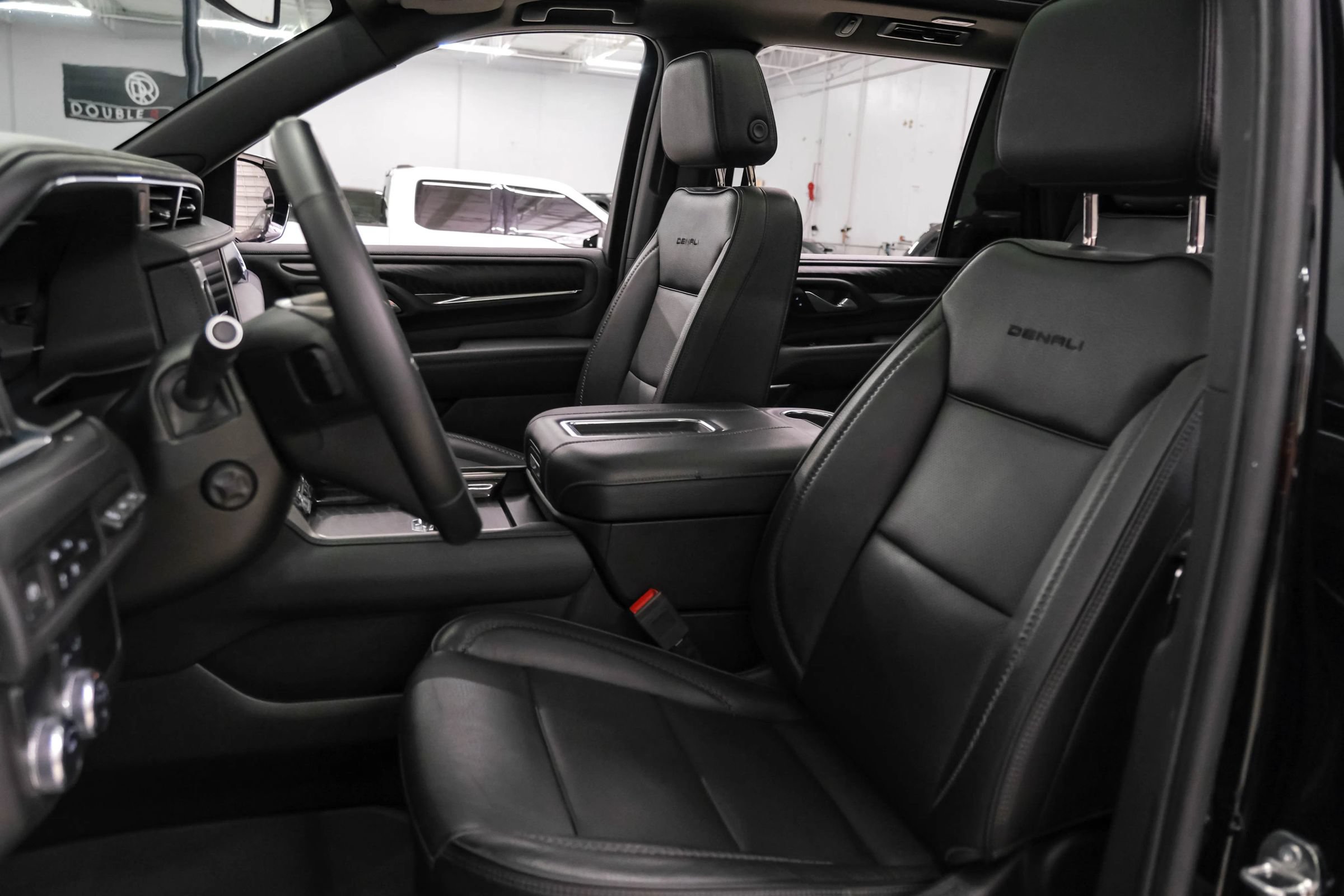 Used 2023 GMC Yukon Denali w/ LPO, Floor Liner Package RWD image 33