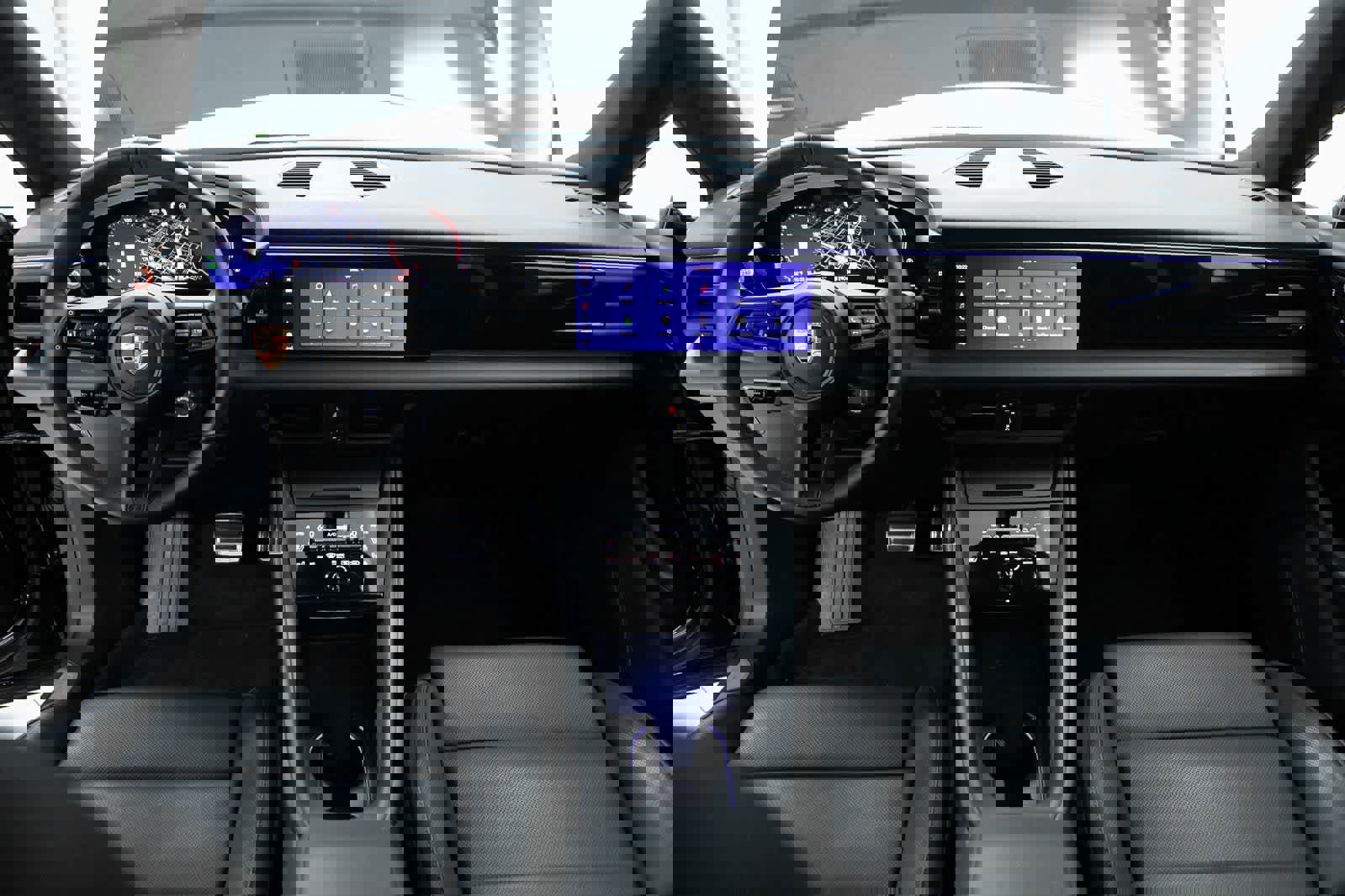 Certified 2025 Porsche Macan 4S Electric AWD/4WD image 13