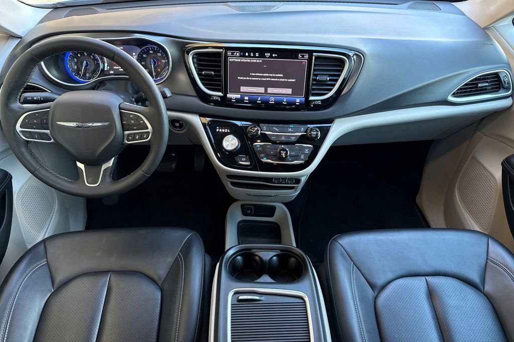 Used 2024 Chrysler Pacifica Touring-L image 20