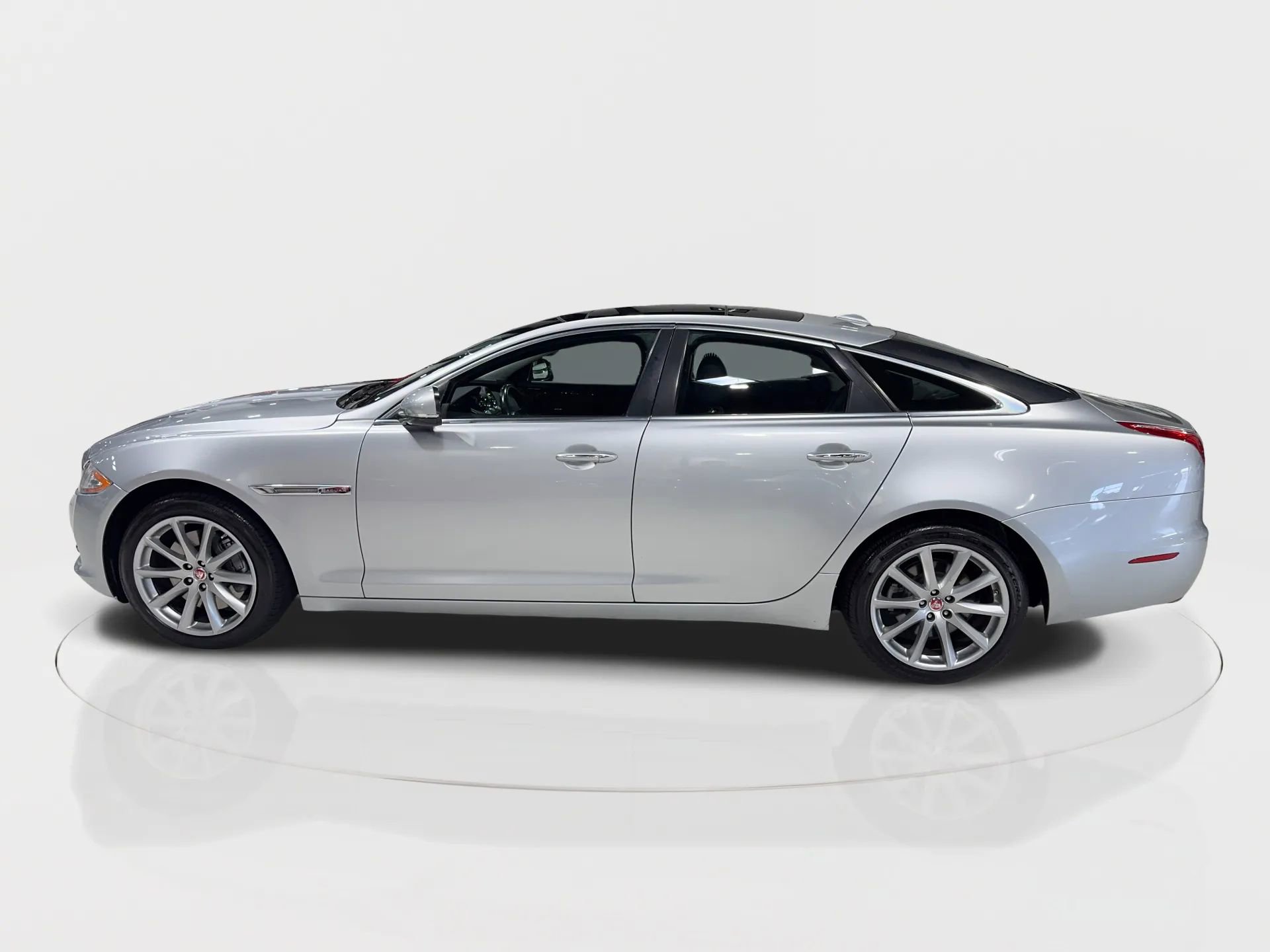 Used 2015 Jaguar XJ image 8