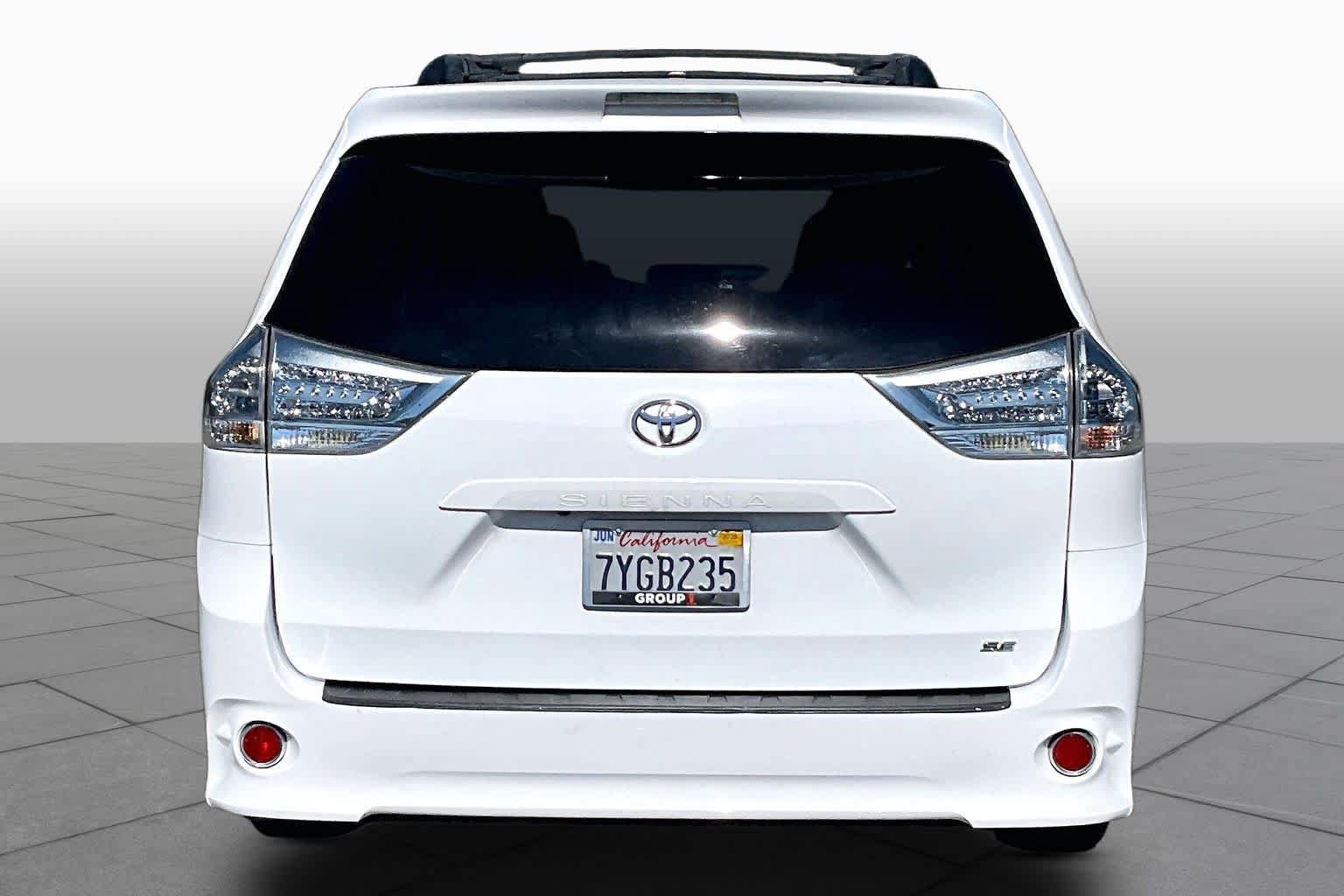 Used 2017 Toyota Sienna SE w/ SE Preferred Package FWD image 4