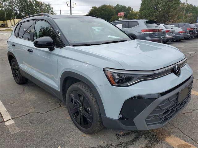 Certified 2025 Volkswagen Taos SE image 3