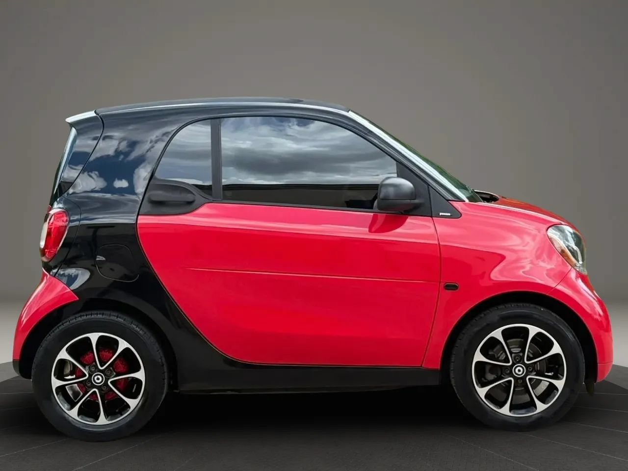 Used 2017 smart fortwo passion RWD image 2