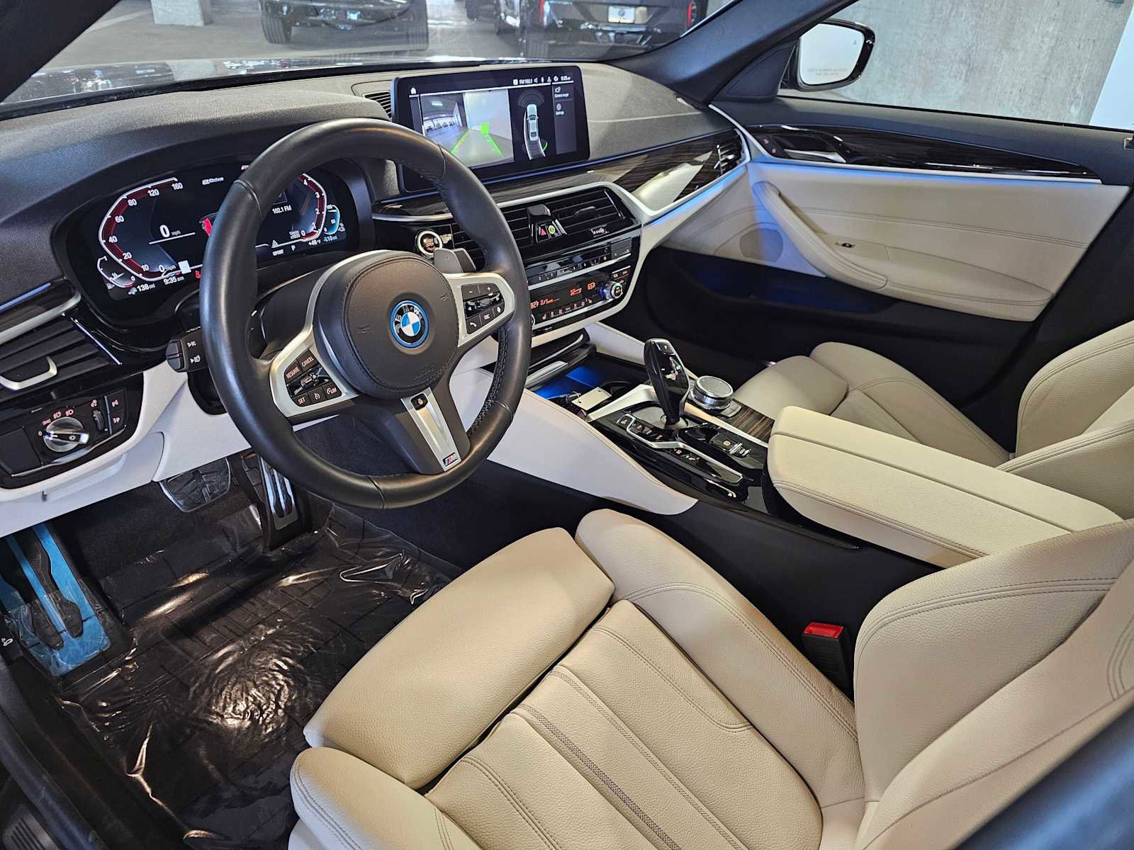 Used 2023 BMW 530e w/ M Sport Package image 2