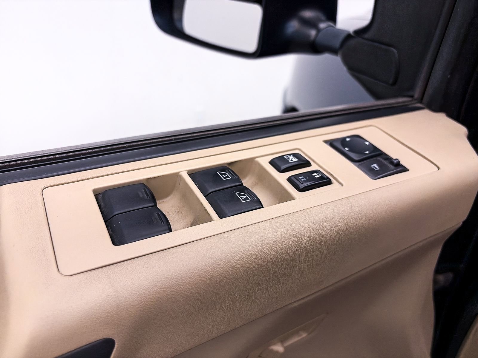 Used 2014 Nissan Titan SV w/ SV Premium Utility Package image 12