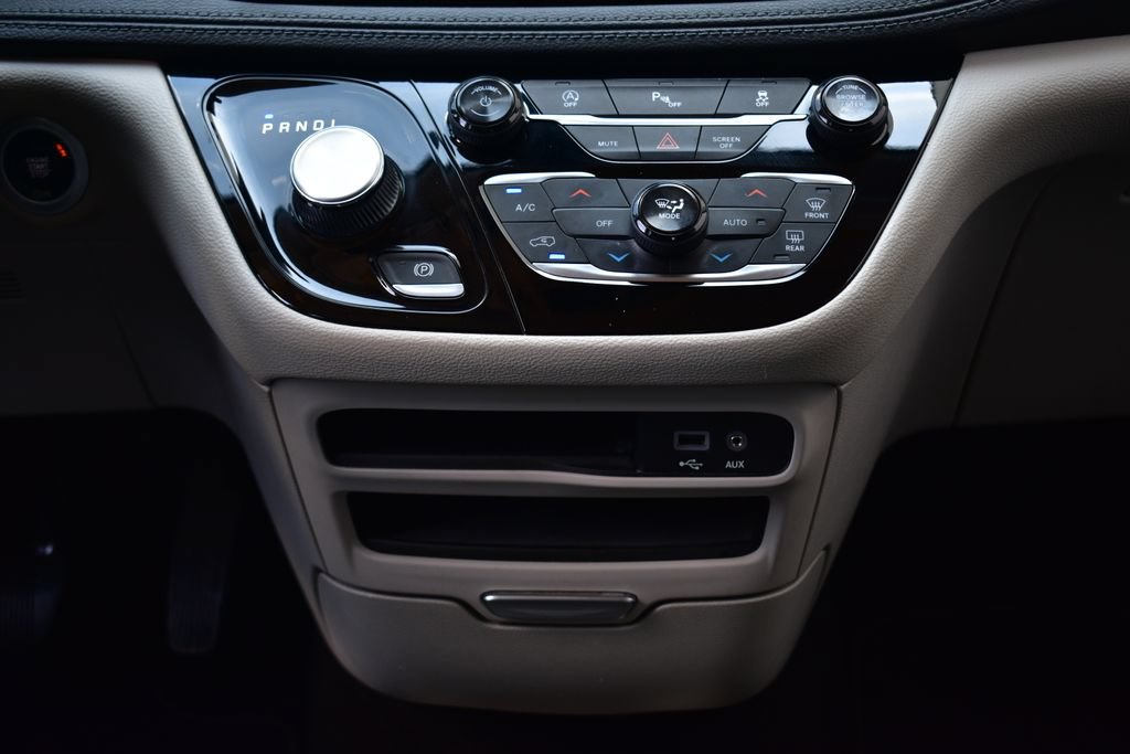 Used 2020 Chrysler Pacifica Limited FWD image 35