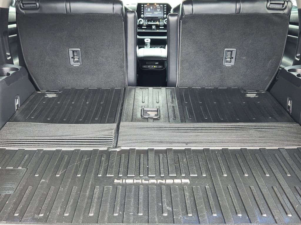 Used 2020 Toyota Highlander XLE AWD/4WD image 21