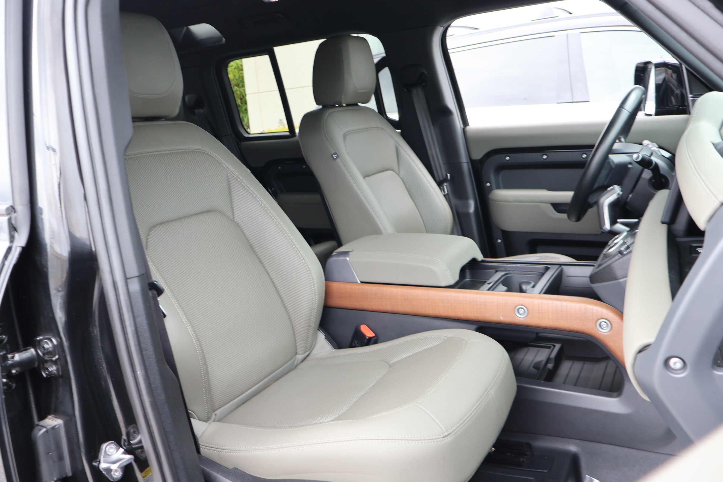 Used 2023 Land Rover Defender 110 X-Dynamic SE image 21