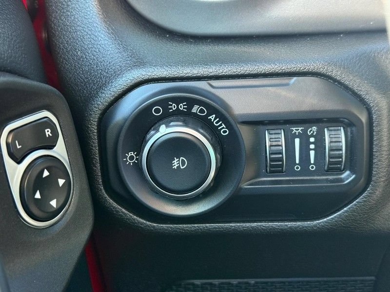 Used 2019 Jeep Wrangler Unlimited Sahara AWD/4WD image 29