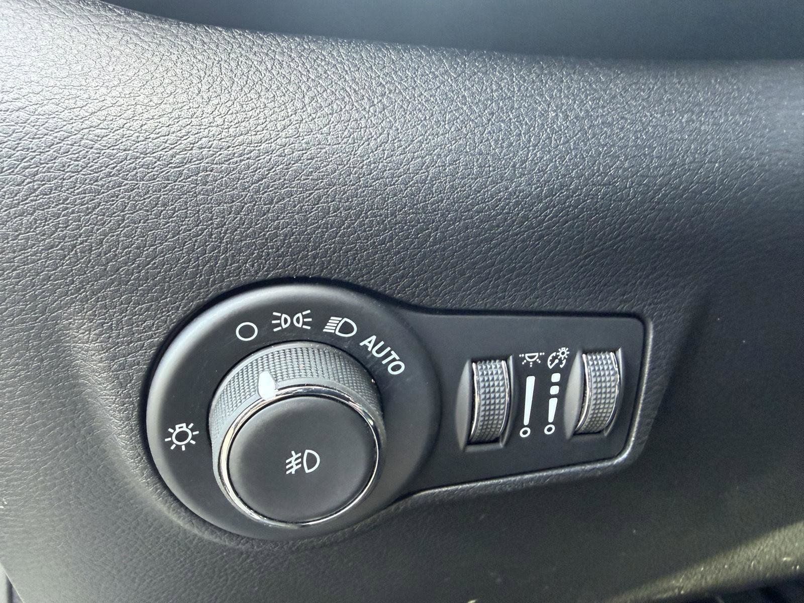 Used 2025 Jeep Compass Latitude image 13