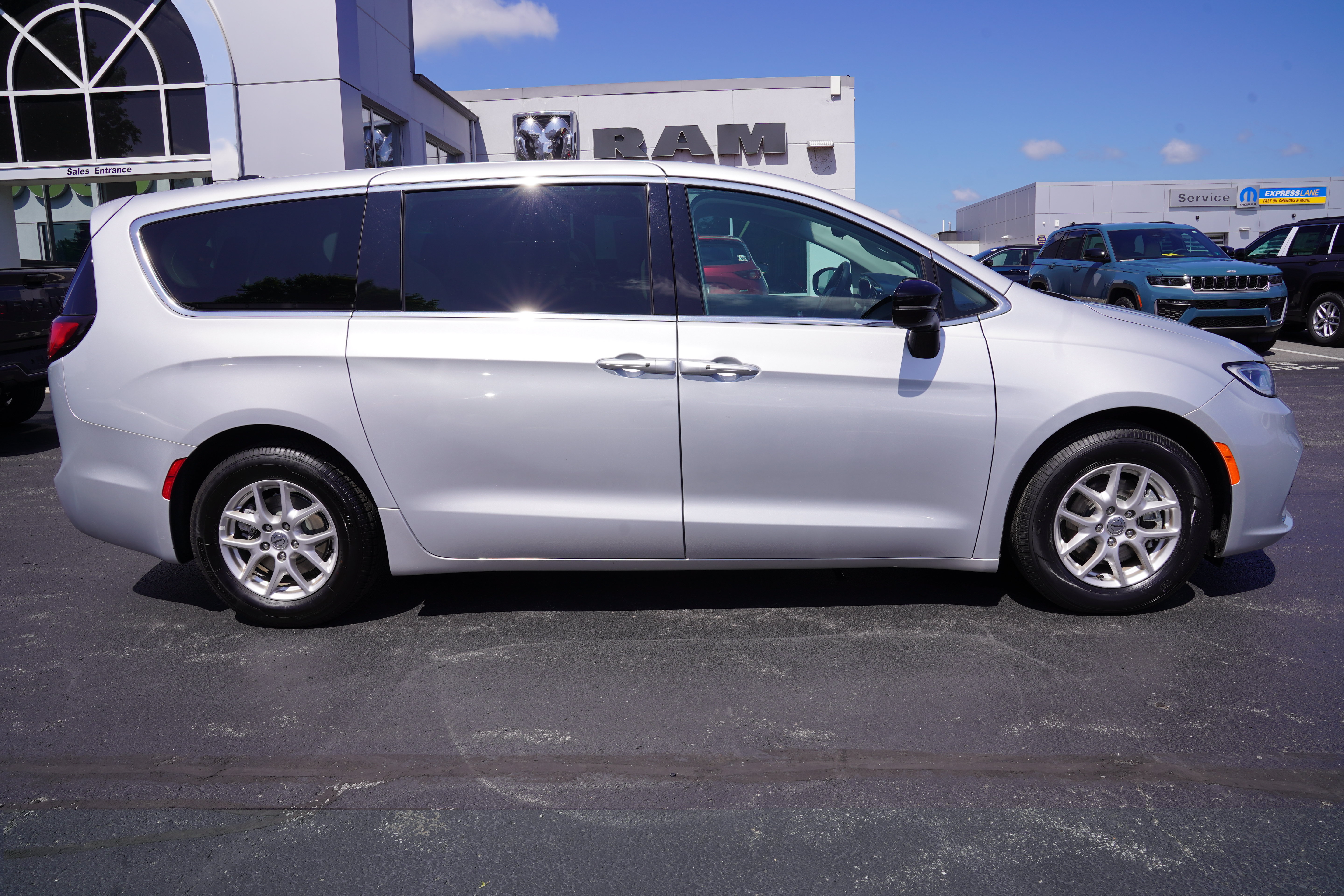 Used 2024 Chrysler Pacifica Touring-L FWD image 2