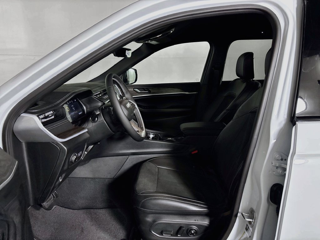New 2027 Jeep Grand Cherokee Altitude AWD/4WD image 11