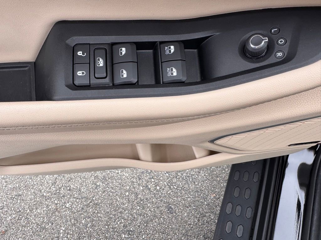 Used 2023 Jeep Grand Cherokee Limited w/ Luxury Tech Group II image 16