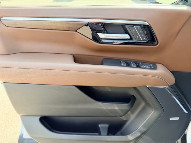 Used 2025 Chevrolet Suburban High Country image 16