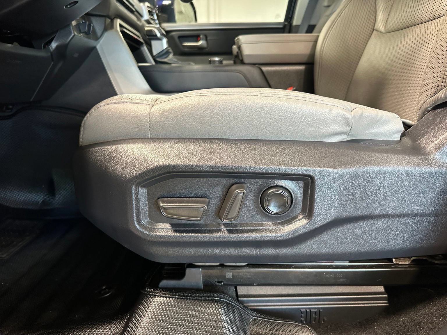 Used 2024 Toyota Tundra Limited AWD/4WD image 15