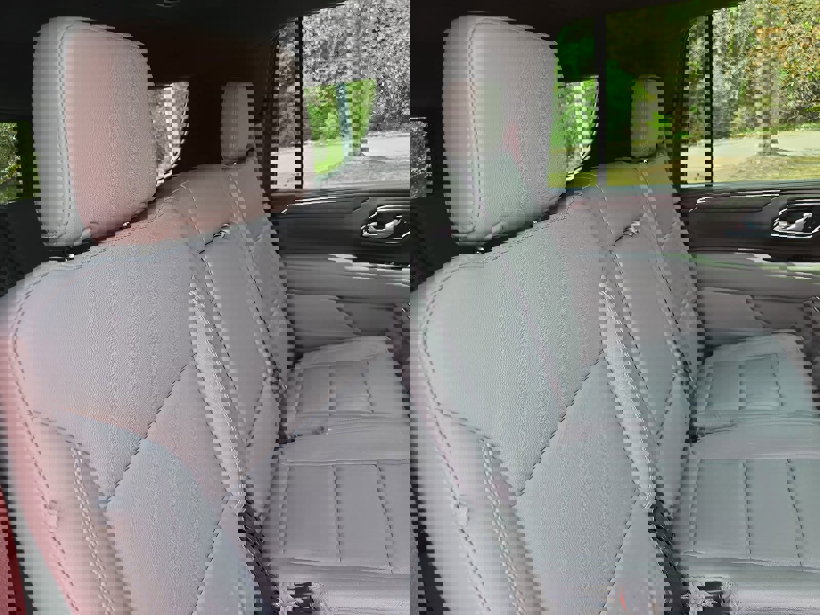 Used 2022 Chevrolet Suburban LT w/ Luxury Package image 11