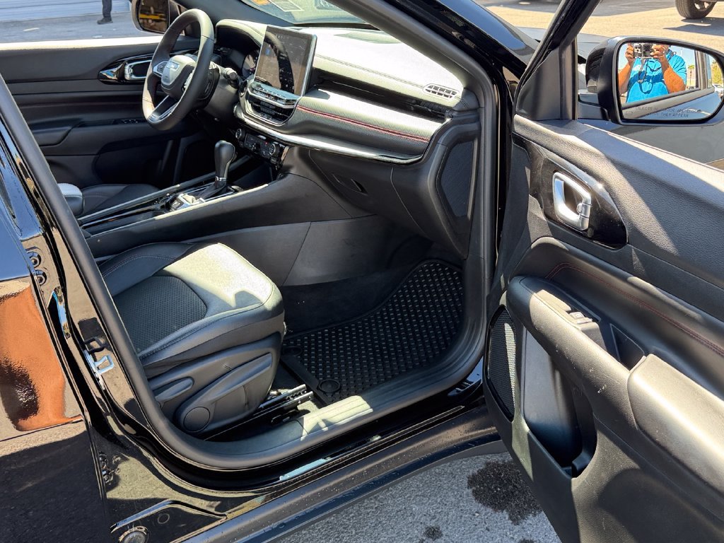 Used 2025 Jeep Compass Trailhawk AWD/4WD image 23