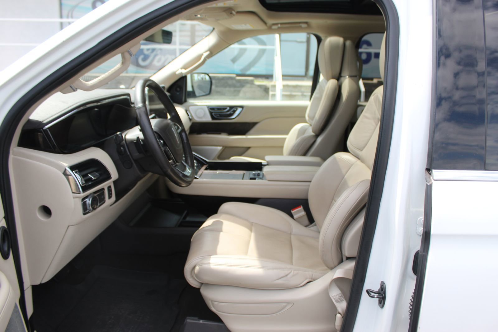 Used 2020 Lincoln Navigator L Reserve w/ Equipment Group 208A Reserve AWD/4WD image 25