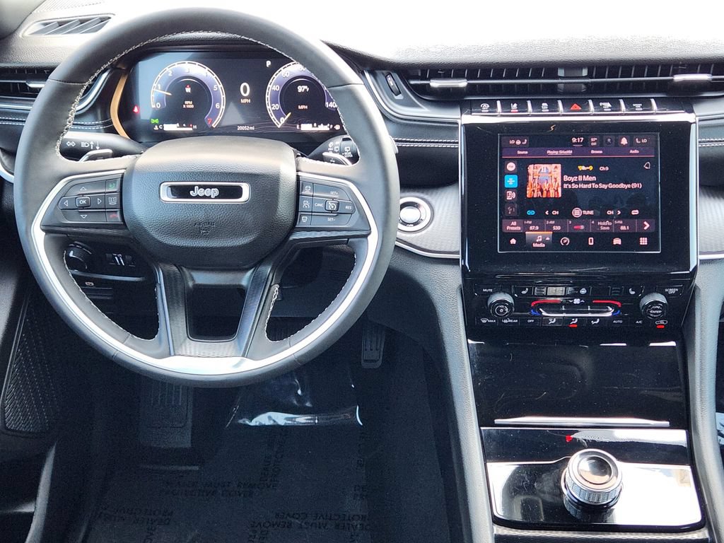 Used 2025 Jeep Grand Cherokee Altitude AWD/4WD image 26