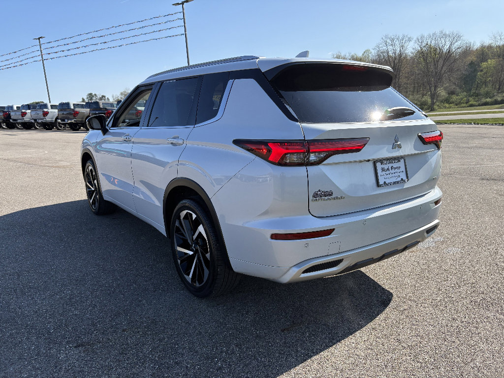 Used 2023 Mitsubishi Outlander SEL image 3