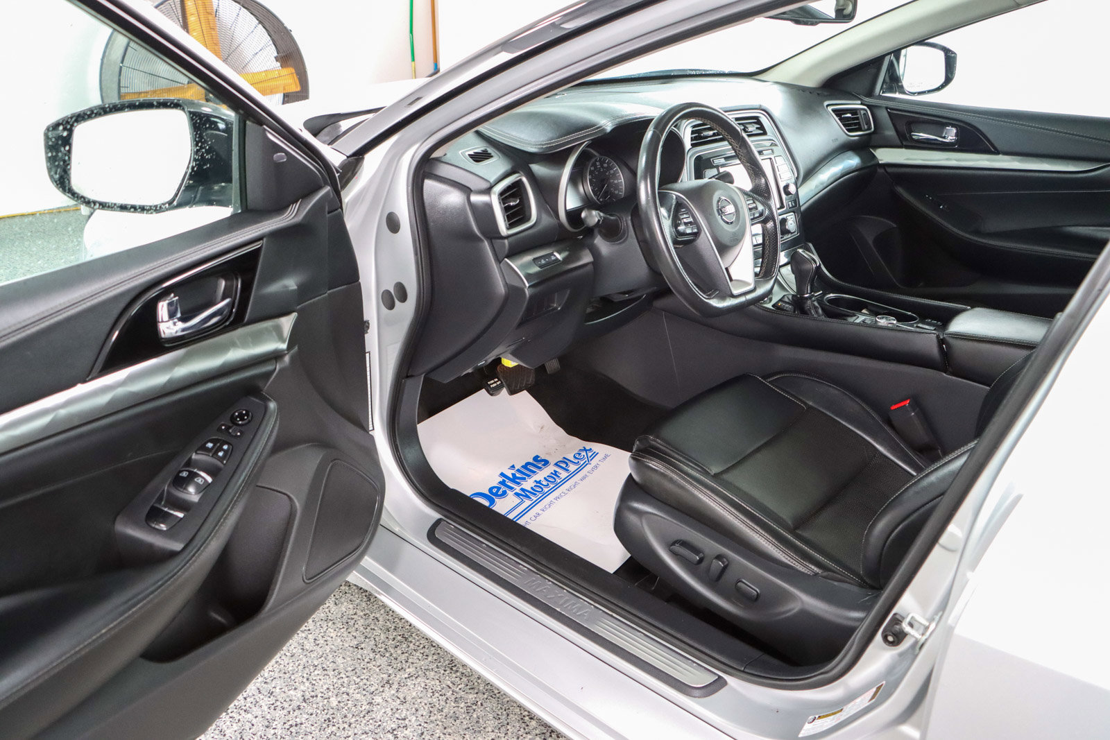 Used 2022 Nissan Maxima SV w/ Floor Mat Group FWD image 3