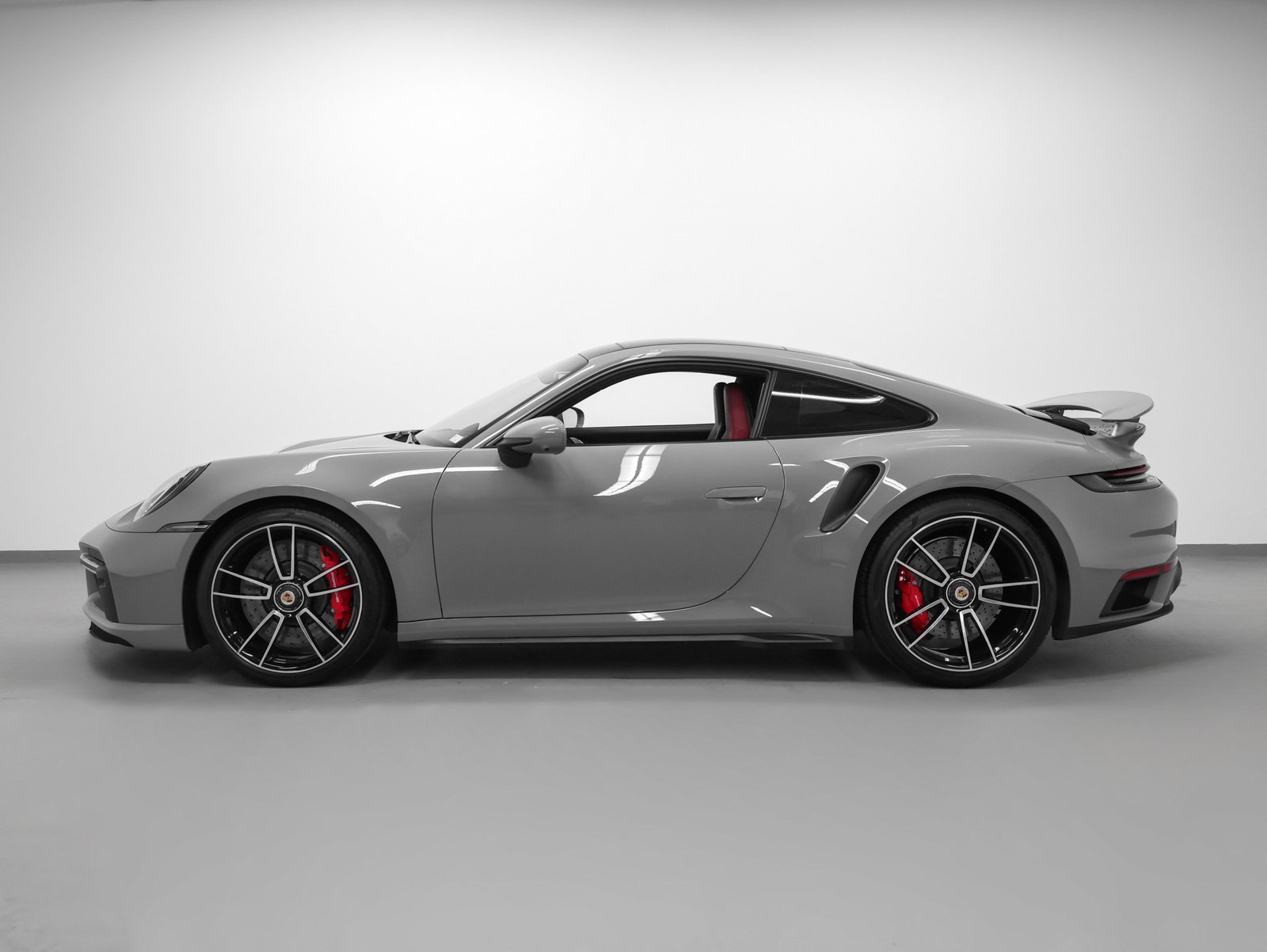 Used 2023 Porsche 911 Turbo image 2