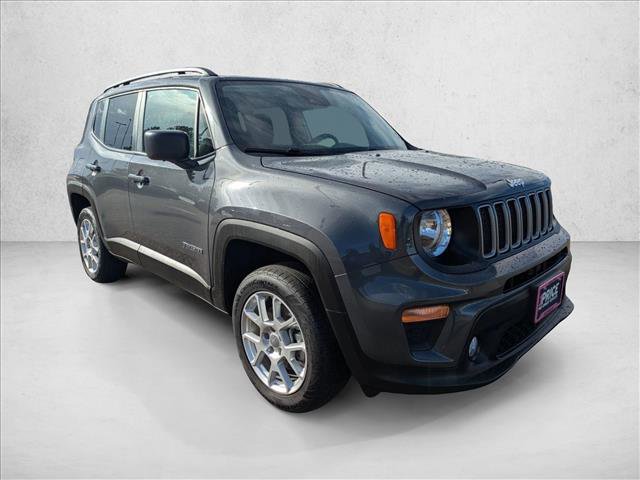 Used 2023 Jeep Renegade Latitude w/ Premium Group AWD/4WD image 3