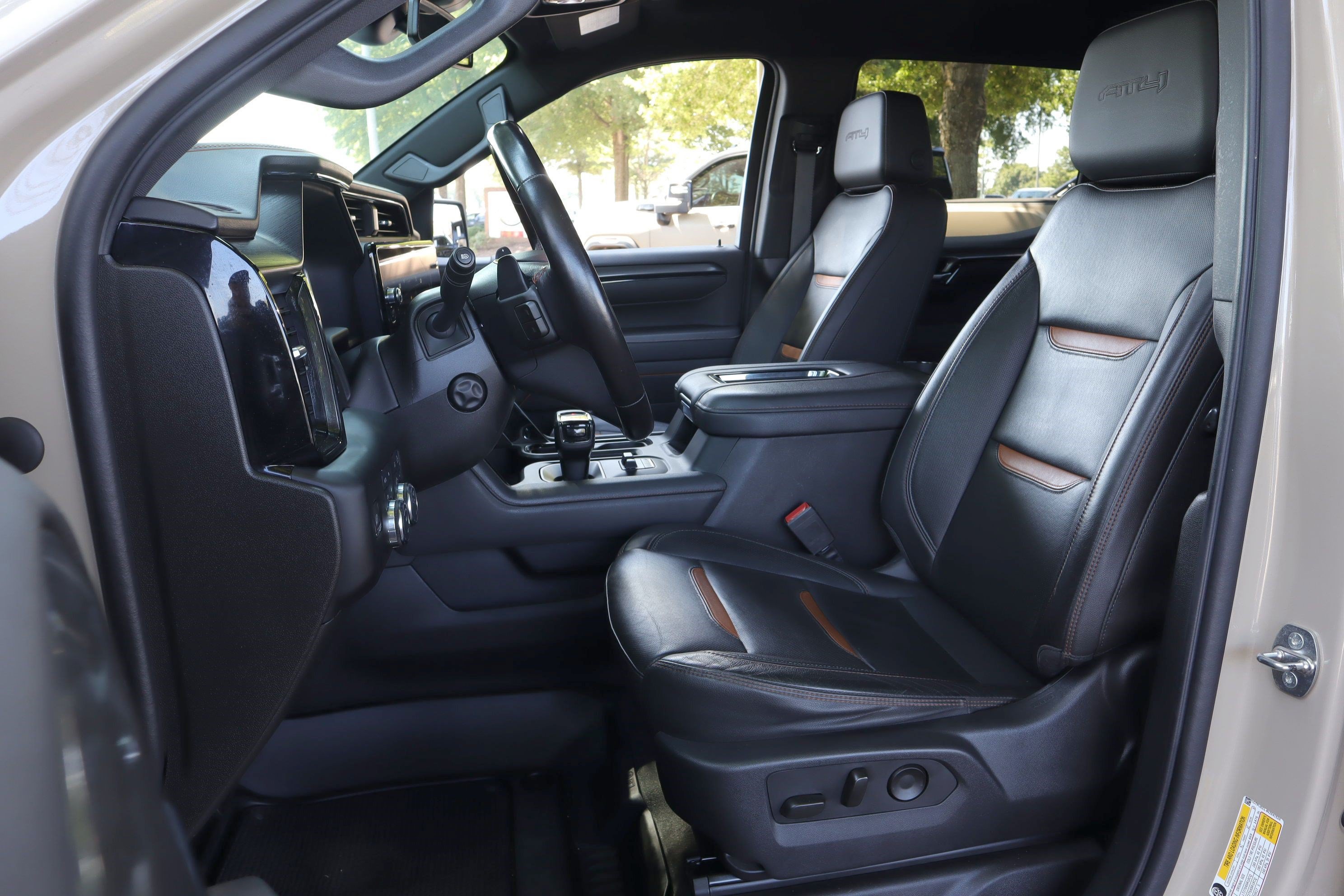 Used 2022 GMC Sierra 1500 AT4 AWD/4WD image 8