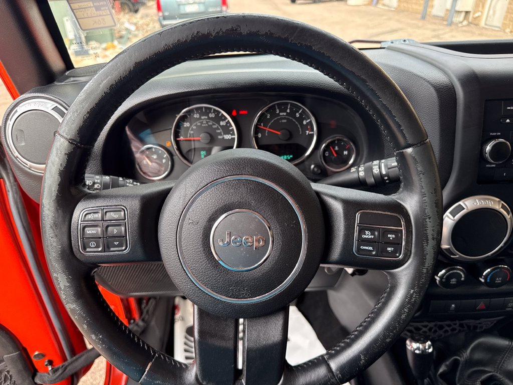 Used 2015 Jeep Wrangler Unlimited Rubicon w/ Connectivity Group AWD/4WD image 16