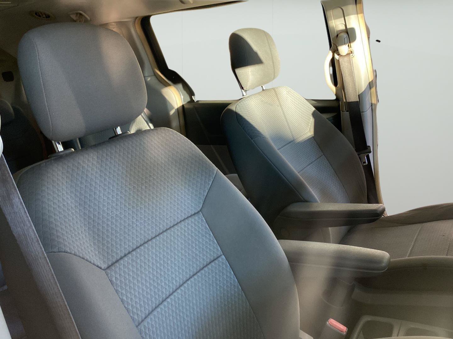 Used 2010 Chrysler Town & Country Touring FWD image 28