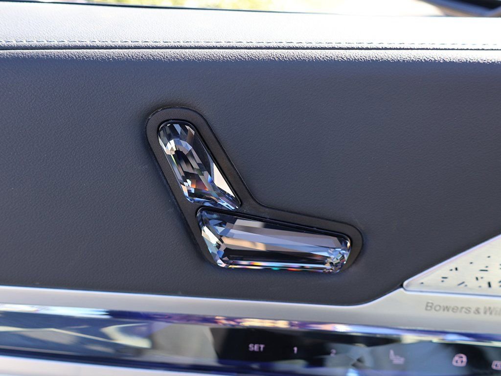 Used 2023 BMW 760i xDrive image 37