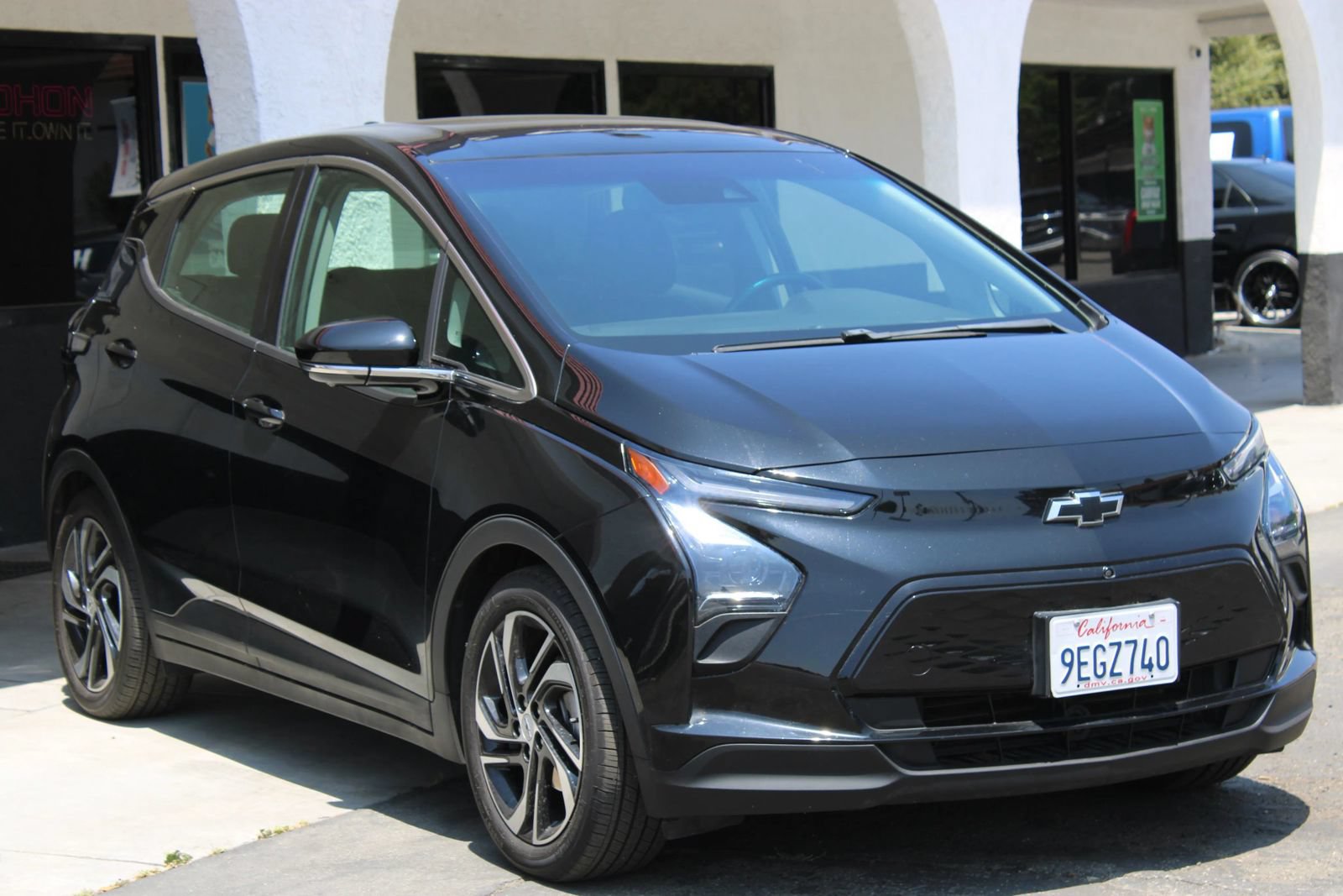 Used 2022 Chevrolet Bolt LT w/ Infotainment Package FWD image 3