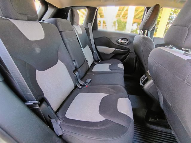 Used 2014 Jeep Cherokee Sport FWD image 54