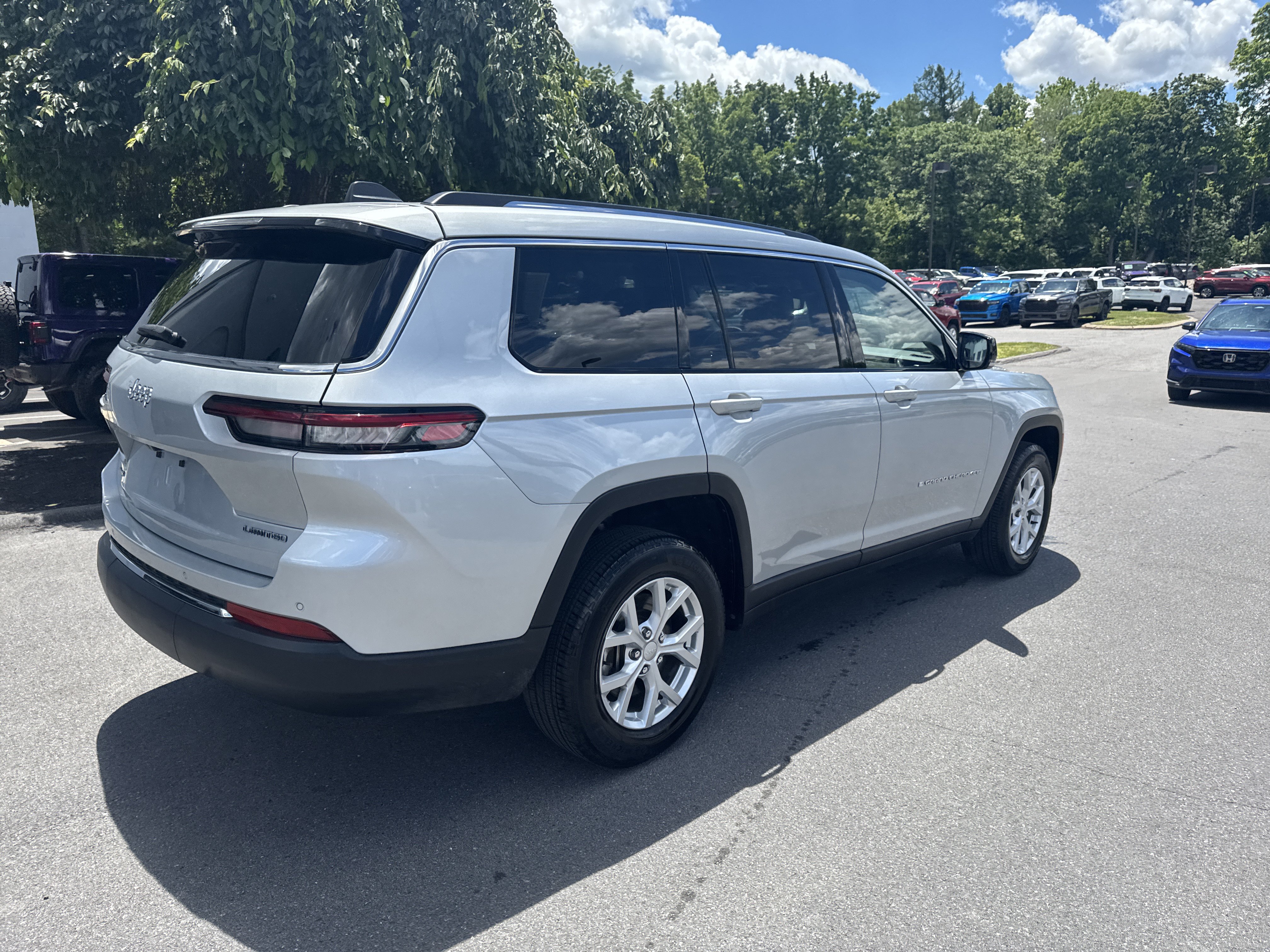 Used 2023 Jeep Grand Cherokee L Limited AWD/4WD video 3