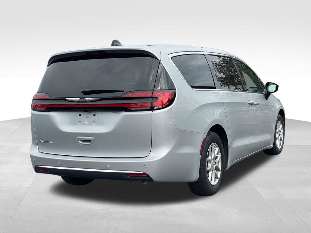 Used 2026 Chrysler Pacifica Select FWD image 4