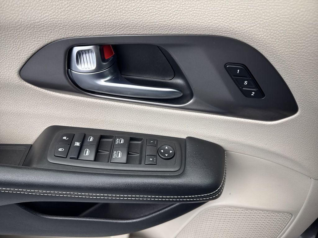 Used 2023 Chrysler Pacifica Touring-L FWD image 30