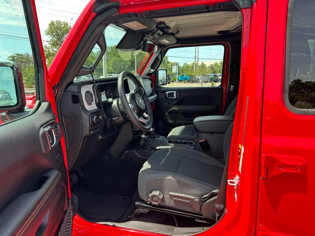 Used 2025 Jeep Wrangler Unlimited Sahara AWD/4WD image 15