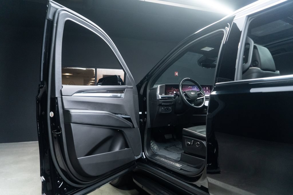 Used 2025 Cadillac Escalade ESV Premium Luxury RWD image 18