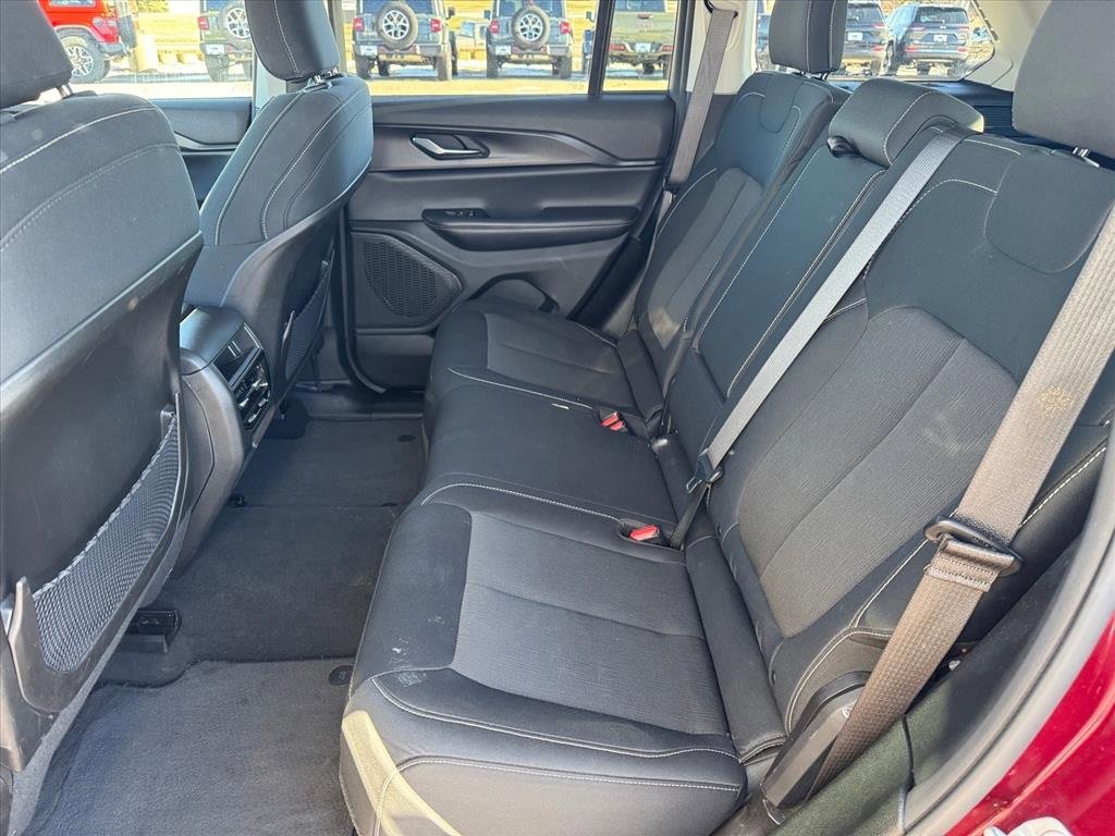 Used 2024 Jeep Grand Cherokee Laredo image 8