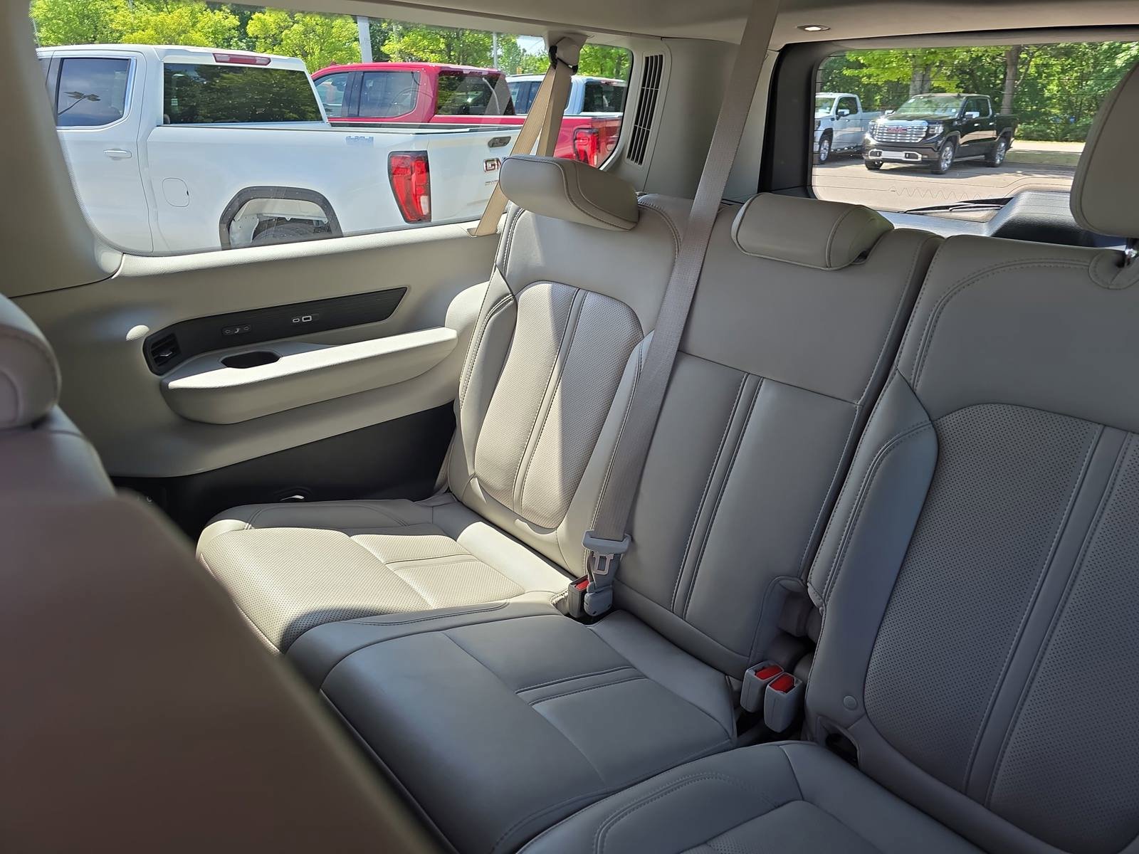 Used 2024 Jeep Wagoneer L Series II w/ Flexible Seating Group RWD image 16
