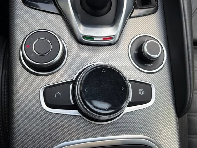 Used 2023 Alfa Romeo Giulia Veloce AWD/4WD image 33