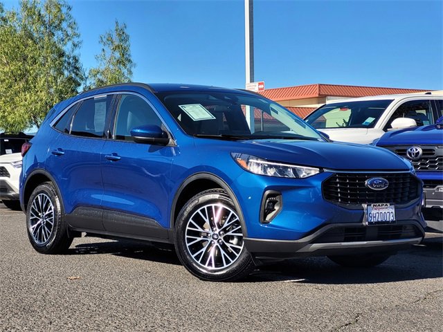 Used 2023 Ford Escape SE w/ Class II Trailer Tow Package image 2