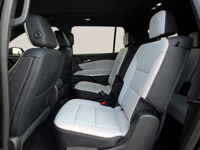 Used 2025 Chevrolet Traverse High Country FWD image 13
