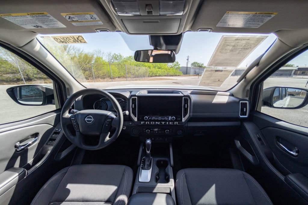 Used 2025 Nissan Frontier SV w/ SV Convenience Package image 16